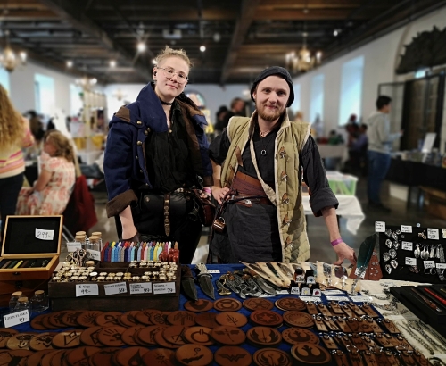 Bild föreställande BE Västs två primära säljare, Alma och Felix.